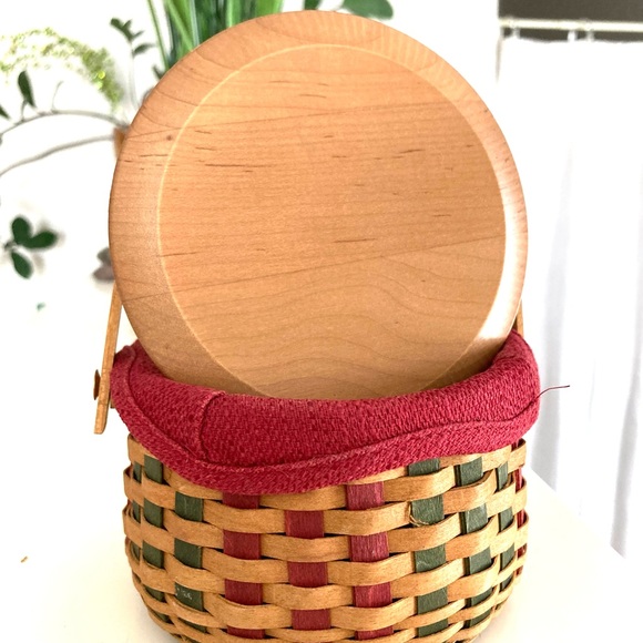 Signed 2003 LONGABERGER Caroling Basket w/ Woodcrafts Lid - Picture 7 of 10